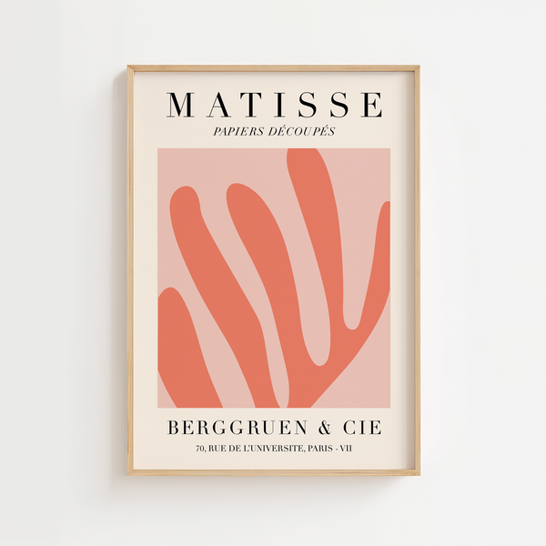 Matisse inspireret plakat med koralformede papirklip i rosa og terracotta.