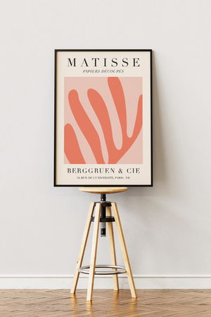 Matisse inspireret plakat med koralformede papirklip i rosa og terracotta.