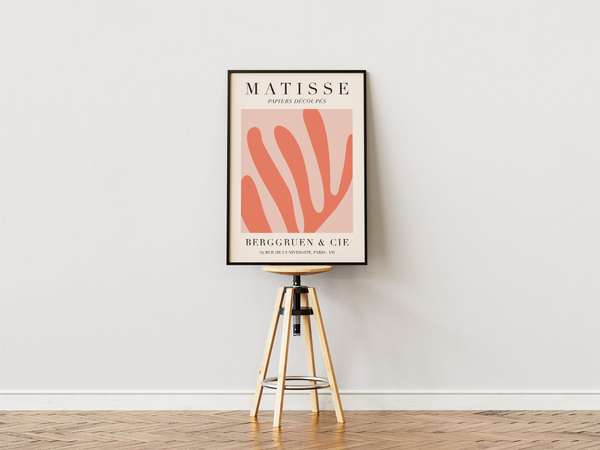 Matisse inspireret plakat med koralformede papirklip i rosa og terracotta.