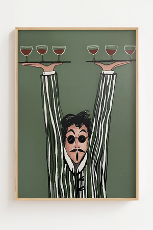Kunstnerisk plakat af tjener, der balancerer flere vinglas på hænderne mod grøn baggrund – humoristisk vinmotiv.