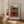 Tokyo Eyes – Yayoi Kusama plakat med farverige øjne og blå prikker på rød baggrund – moderne kunstplakat i grafisk stil.