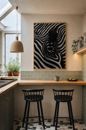 Abstrakt dybde plakat i mørk ramme over sideboard i gang