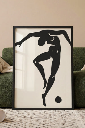 Acrobat med Bold plakat i egetræsramme ved sofa
