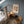 Art of Life abstrakt plakat i lyserød ramme ved reol i stue