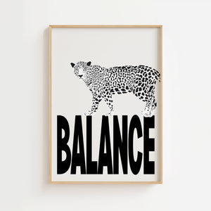 Balance leopard plakat med sort-hvid dyremotiv på store bogstaver
