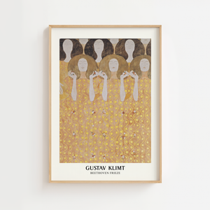 Beethoven Frieze Klimt plakat med kvindeskikkelser i guldgule dragter og ornamentale mønstre