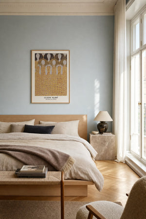 Beethoven Frieze Klimt plakat i mørk ramme over sideboard i stue