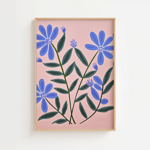 Blå blomster plakat med stiliserede blomster på rosa baggrund