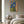 Blå hortensia plakat i ramme over sofabord i farverig stue