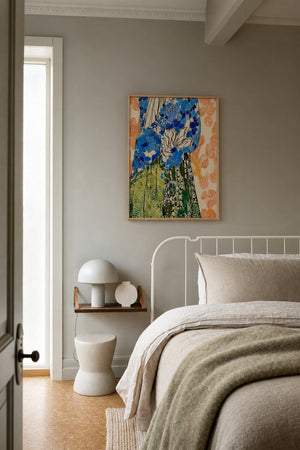 Blå hortensia plakat i ramme over sofabord i farverig stue