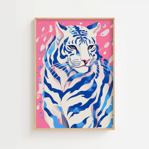 Blå tiger plakat med grafiske striber i blå og hvide toner på lyserød baggrund