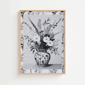 Blomsterbuket i orientalsk vase plakat med detaljeret sort-hvidt motiv
