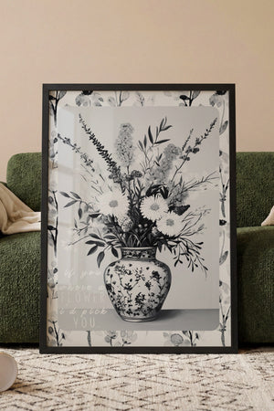 Blomsterbuket i orientalsk vase plakat i egetræsramme ved sofa