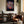 Blomstervase i ornamentik plakat i mørk ramme over sideboard i stue