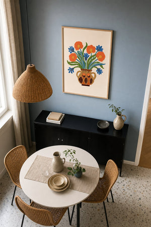 Blomstervase med orange blomster plakat i ramme ved indgang i entre