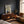 Blomstret bluse modeillustration plakat i ramme ved spejl i walk-in-closet