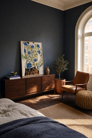Blomstret bluse modeillustration plakat i ramme ved spejl i walk-in-closet