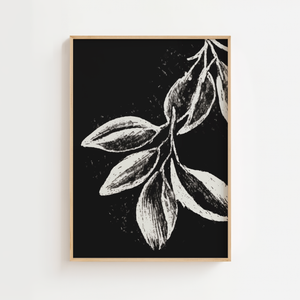 Botanisk gren plakat med sort og hvide blade i grafisk udtryk