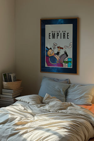 Build an Empire plakat i egetræsramme over seng