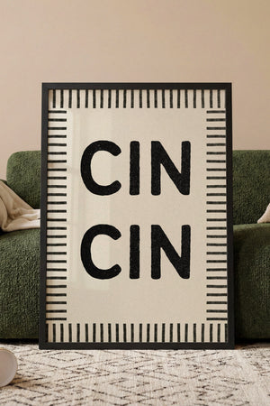 CIN typografiplakat med grafiske bogstaver og horisontale linjer i sort-hvid i egetræsramme ved sofa