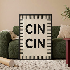 CIN typografiplakat med grafiske bogstaver og horisontale linjer i sort-hvid i egetræsramme ved sofa