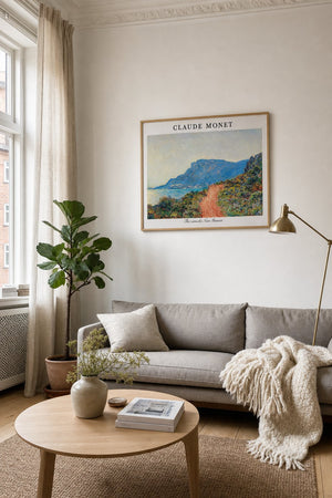 Corniche ved Monaco Monet plakat i egetræsramme over sofa i stue
