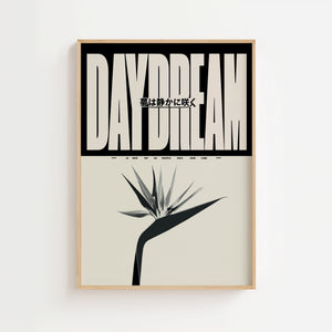 Daydream plakat med stor beige typografi, japansk tekst og stiliseret blomst