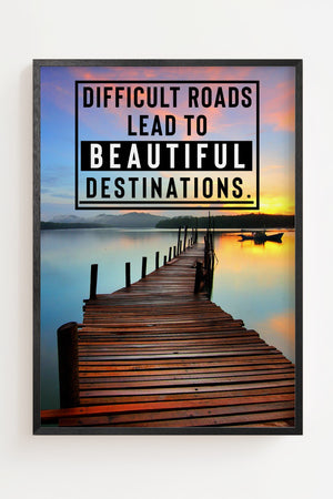 Difficult Roads plakat med træbro ved solnedgang og motiverende citat, sort ramme