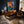 Dynamiske penselstrøg plakat i sort ramme over sofa i moderne stue