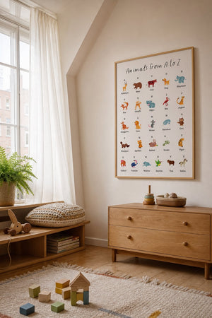Dyr fra A til Å plakat i hvid ramme over legetøjskasse i børneværelse