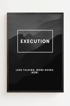 Execution plakat med hvid typografi over gråt bjerglandskab, sort ramme