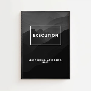 Execution plakat med hvid typografi over gråt bjerglandskab, sort ramme