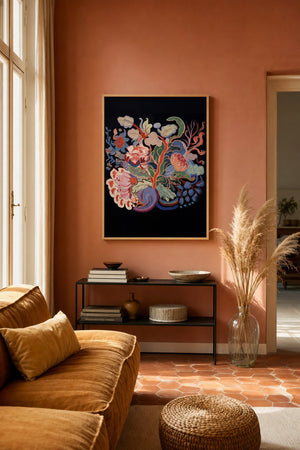 Fantastiske Blomster plakat i egetræsramme ved sideboard i stue