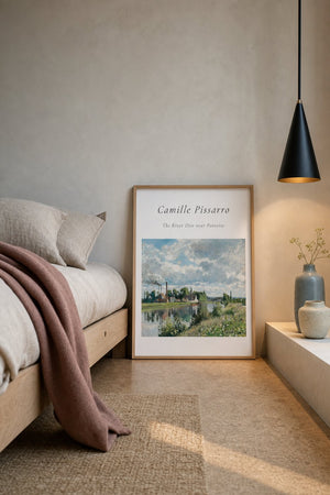 Floden Oise Pissarro plakat i egetræsramme over sofa i stue