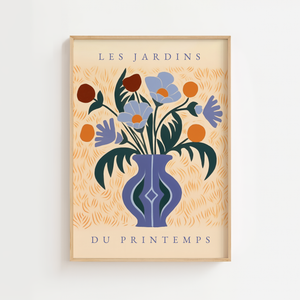 Forårsblomster i vase plakat med grafiske blomster i blå og orange nuancer