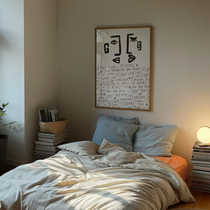 Forelsket ansigt plakat med abstrakt line art og håndskrevne kærlighedsord i egetræsramme over seng