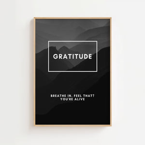 Gratitude plakat med bjerglandskab i gråsorte toner og hvid typografi