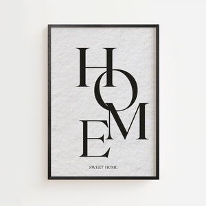 Hjem kært hjem typografiplakat med stablet serifdesign i sort og hvid, sort ramme