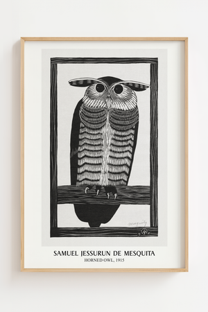 Hornugle plakat med sort-hvid grafisk illustration og horisontale streger