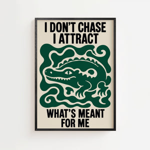 I Don't Chase I Attract plakat med krokodille i grøn og beige, sort ramme