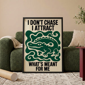 I Don't Chase I Attract plakat i egetræsramme ved sofa