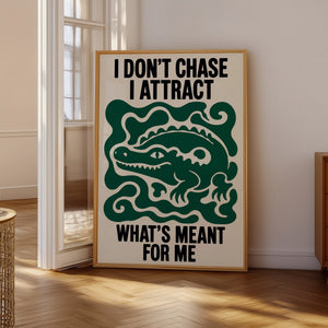 I Don't Chase I Attract plakat i egetræsramme på gulv ved vindue