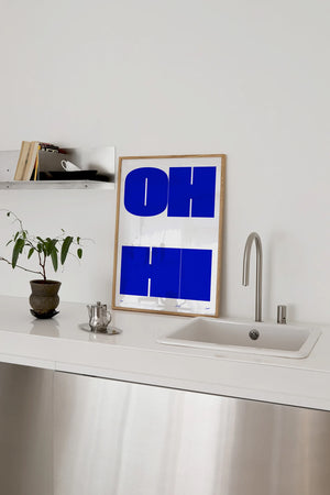 Grafisk typografi plakat i blå nuancer med geometriske bogstavformer på lys baggrund