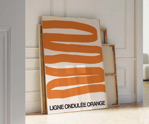 Grafisk plakat med bølgende orange former på lys baggrund i moderne indretning