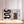 Japansk musikplakat med vinyl og kanji-tekst – sort, hvid og rød grafisk plakat til væggen