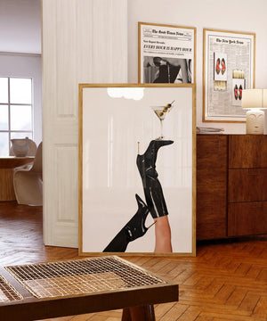 Fashion plakat med sorte lakstøvler og martiniglas – feminin cocktail plakat til væggen
