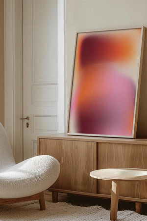 Minimalistisk kunstplakat med rød og beige farveovergang på væg