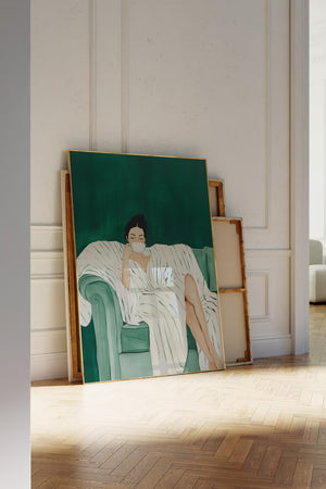 Plakat med kvinde i afslappet positur på grøn sofa i rolige grønne nuancer