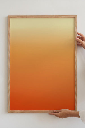 Lys plakat med gul og orange farveovergang i moderne nordisk hjem