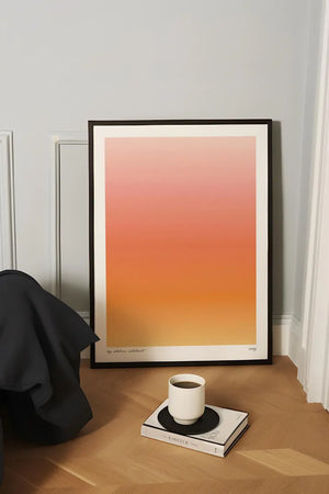 Minimalistisk plakat med orange farveovergange inspireret af solnedgang i moderne indretning